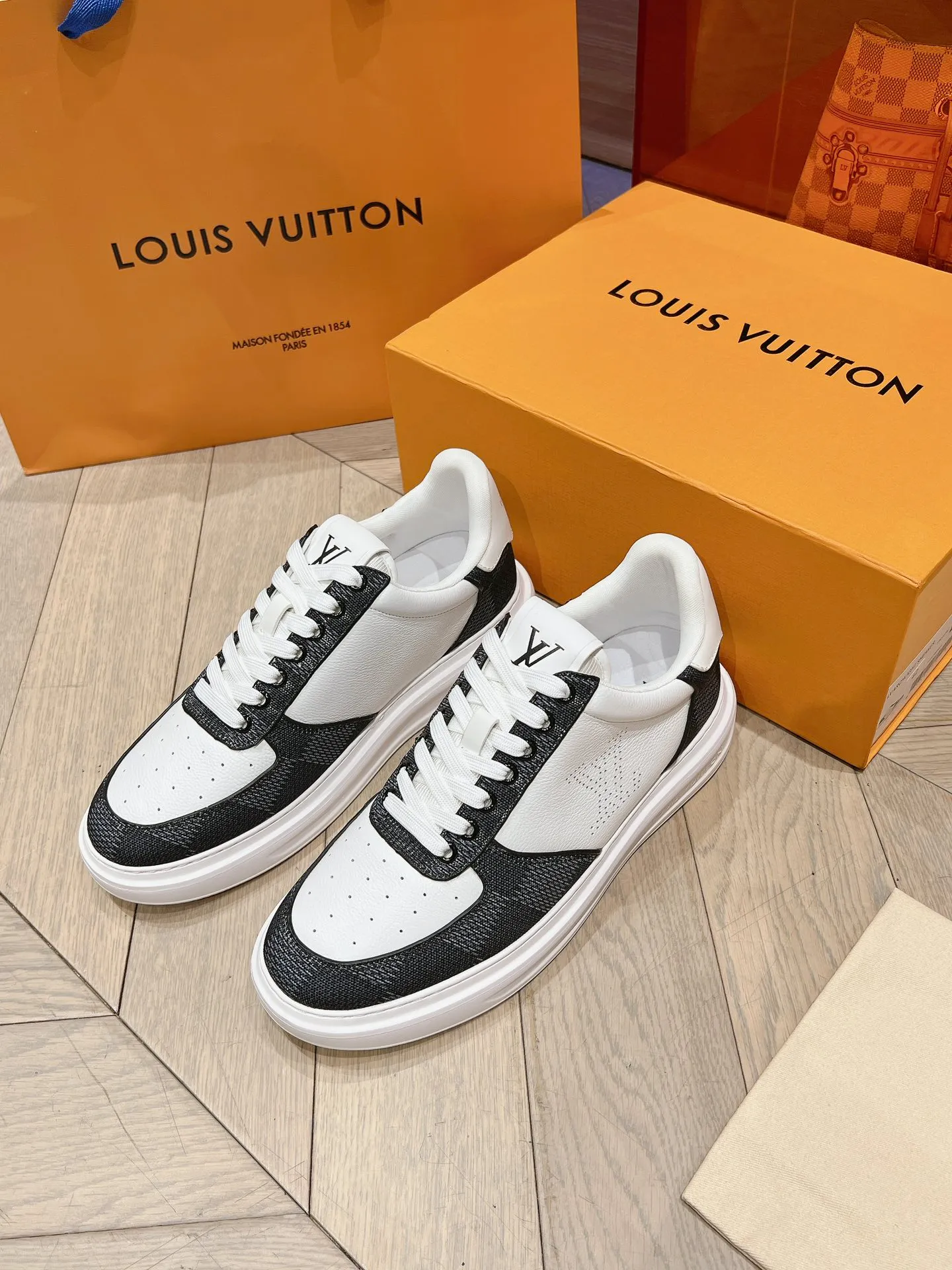 👟👟Ex-factory price 680👟👟 New LV white shoes for men, checkerboard series, plaid color matching, pure cowhide, 3D printed breathable holes, men's casual business travel shoes👟full of comfort, size: 37-45